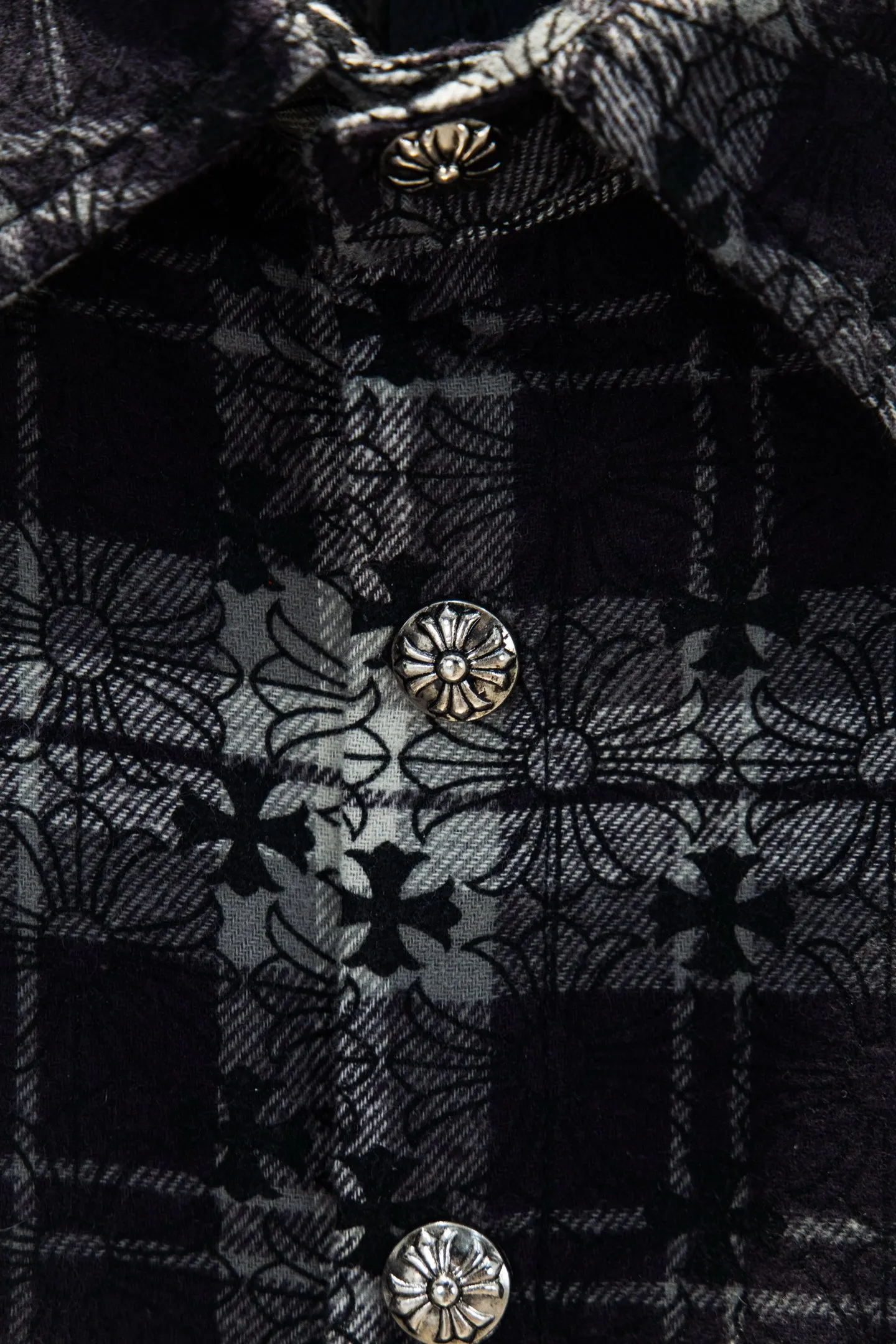 P260 ChromeHearts Chrome Hearts printed cuffs and leather plaid shirt. Customized jacquard fabric, you can wear it in various styles. This genderless shirt is a must-have for nightclubs. It can be worn as a jacket for both men and women. It can be easily worn by both men and women!  The plaid shirt that I have been thinking about has arranged for you to check in with plaid fans! The original loose fit is made of high-quality pure cotton fabrics. The fabric pattern is high-definition and delicate without burrs. It is comfortable and breathable to wear. All the buttons are molded and customized. It is casual and fashionable and can be matched with any bottoms. It can be windproof and sunproof in spring and summer. It can be worn inside or outside in autumn and winter! Easily concave shape makes you look slimmer and taller, perfect for both men and women! Customized main label, accessories, fully washable, whole body wiring, quality control, no heads!  Luxurious dark high street, Hollywood luxury goods, 25SS latest couples leather cross short-sleeved T-shirts, all reflect their own unique style! Made of thick black cotton, goatskin appliqués, hand-sewn custom metal hardware, and silicone varnish printing, multiple materials collide to create a unique texture. It also incorporates ChromeHearts medieval-style Sanskrit fonts and classic horseshoes, creating a unique and charming dark texture under the graceful arcs and all-black shadows, full of artistic sense!  Color: Black Blue Black Size: S M L XL
